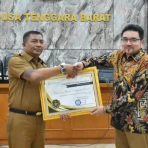 PJ Sekda terima penghargaan UHC yang diberikan BPJS Kesehatan untuk Pemprov NTB (ntbprov.go.id)
