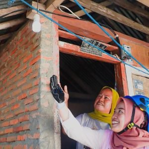 Salah satu rumah warga kurang mampu yang mendapatkan sambungan listrik gratis di NTB