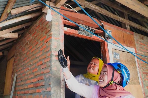 Salah satu rumah warga kurang mampu yang mendapatkan sambungan listrik gratis di NTB