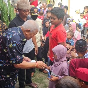 Nampak anak yatim piatu Desa Tanjung Luar menerima santunan dari anggota DPR RI dapil Lombok dari PDI Perjuangan, Rachmat Hidayat