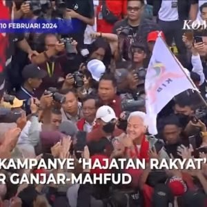 Ganjar-Mahfud berjalan melewati kerumunan massa yang hadir di kampanye akbar untuk menuju panggung utama (screenshot YouTube KompasTV)