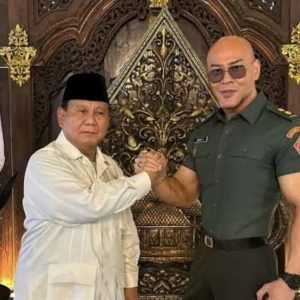 Deddy Corbuzier mendapat pangkat Letkol Tituler dari Prabowo