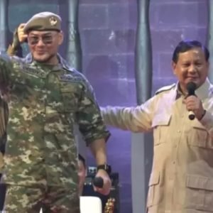 Deddy Corbuzier mendapatkan pangkat Letkol Tituler dari Prabowo