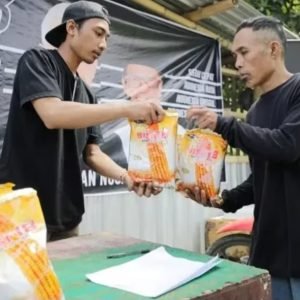 Relawan Ganjar-Mahfud NTB bagikan bibit jagung murah