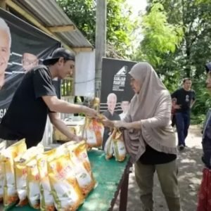 Proses pembagian bibit jagung murah oleh relawan Ganjar-Mahfud NTB