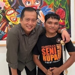 Juru bicara Kementerian Luar Negeri Lalu Muhamad Iqbal bersama salah seorang peserta diskusi artistalk di Taman Budaya di Taman Budaya NTB