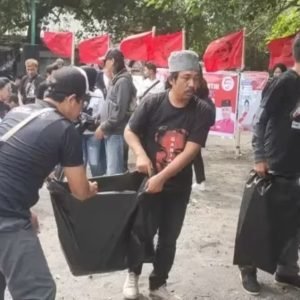 Relawan Ganjar-Mahfud NTB adakan kegiatan bersih pantai