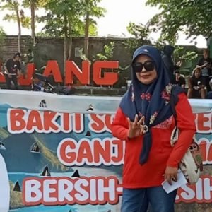 Kegiatan bersih pantai oleh Relawan Ganjar-Mahfud NTB dan ratusan masyarakat