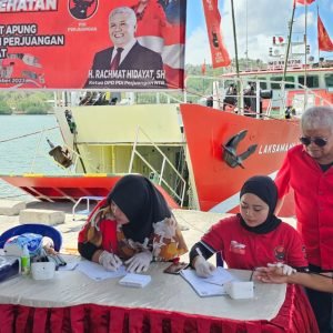 Nyandar di Pelabuhan Lembar, RS Apung Laksamana Malahayati melayani bakti sosial dan pelayanan kesehatan secara gratis kepada masyarakat.