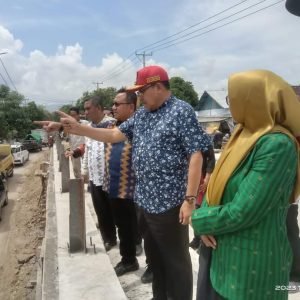 Pj Gubernur NTB Drs. H Lalu Gita Ariadi, M.Si saat tinjau jembatan Sondosia.