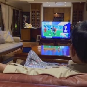 Prabowo santai sarungan nonton Timnas Indonesia vs Jepang.