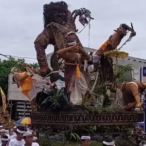 Pawai Ogoh-ogoh di Kota Mataram, Lombok.