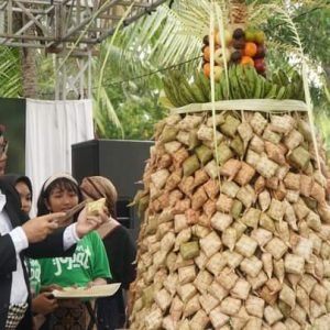 Perayaan Lebaran Topat di Pantai Tanjung Bias, Lombok Barat.