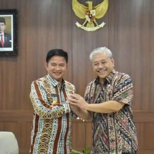 Penjabat (Pj) Gubernur NTB, Hassanudin bersama Ketua Komite Olahraga Masyarakat Indonesia (KORMI) Pusat, Hayono Isman