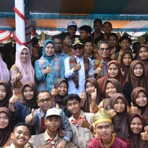 Pj Gubernur NTB Hassanudin bersama para siswa siswi SMAN 2 Dompu