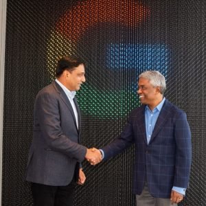 Vikram Sinha, President Director and Chief Executive Officer, Indosat Ooredoo Hutchison bersama Thomas Kurian, Chief Executive Officer, Google Cloud