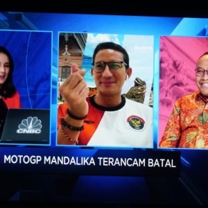 Menteri Pariwisata dan Ekonomi Kreatif Sandiaga Salahudin Uno bersama Sekda NTB L Gita Ariadi