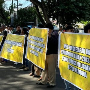 Massa aksi demo di depan kantor yayasan Yarsi NTB