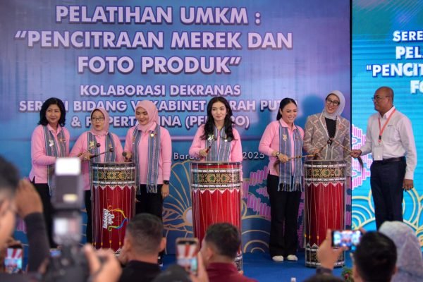 Ketua Dekranas, Selvi Gibran Rakabuming Pelatihan UMKM, Pencitraan Merek dan Foto Produk yang digelar di Rumah BUMN Lombok Timur