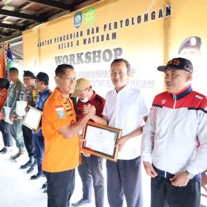 Deputi Bina Tenaga dan Potensi Pencarian dan Pertolongan, Moh. Barokna Haulah saat penyerahan penghargaan kepada potensi SAR