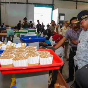 Penjabat Gubernur NTB,  H. Lalu Gita Ariadi meninjau aktivitas produksi rokok di kawasan APHT Paok Motong, Kecamatan Sikur, Lombok Timur