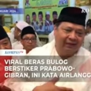 Menko Perekonomian Airlangga Hartanto mengomentari beras Bulog berstiker Prabowo-Gibran yang viral di media sosial X (screenshot YouTube KompasTV)