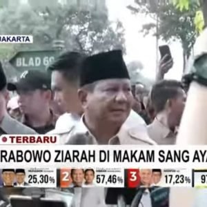 Prabowo Subianto berziarah ke makam ayah dan ibunda (screenshot YouTube KompasTV)