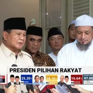 Prabowo berziarah ke makam Habib Ali Kwitang (screenshot YouTube tvOneNews)