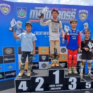 Para pembalap cilik naik podium pada ajang motocross Lombok-Sumbawa 2023