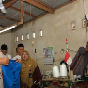 PJ Gubernur NTB Lalu Gita Ariadi berkunjung ke Desa sentral konveksi di Desa Segalik (Instagram/@biroadpimntb)