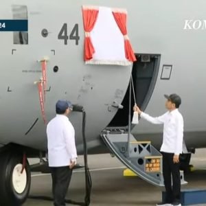 Jokowi di dampingi Prabowo Subianto meresmikan penyerahan pesawat dengan pelepasan tirai (screenshot YouTube KompasTV)