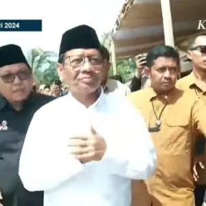 Mahfud MD tiba di acara Halaqoh Ponpes Al Hijaz Karawang (screenshot YouTube KompasTV)