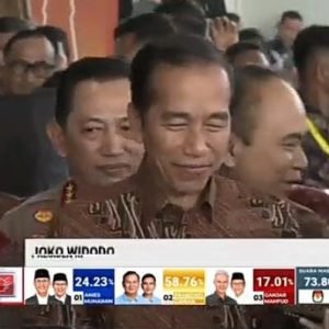 Screenshot Youtube @TvOneNews (Respon santai Presiden Joko Widodo ketika dikerumuni Wartawan)