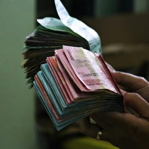 Disnakertrans Kabupaten Lombok Timur Buka Posko Pengaduan bagi Pekerja yang Belum Menerima THR. Ilustrasi: Unsplash.