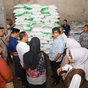 Penjabat Gubernur NTB, H. Lalu Gita Ariadi, saat inspeksi ketersediaan pupuk di distributor CV. Hidayat (Diskominfotik)