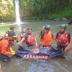 Tim SAR saat mengevakuasi jenazah Fikri Maulana Jayadi yang tenggelam di air terjun  Tibu Sendalem di Desa Buwun Sejati, Kecamatan Narmada, Kabupaten Lombok Barat.