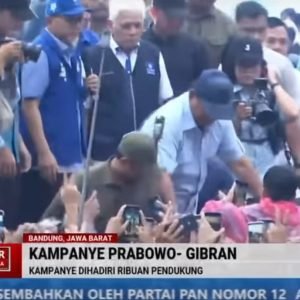 Prabowo menyapa para hadirin di acara kampanye akbar dengan PAN di GBLA, Bandung