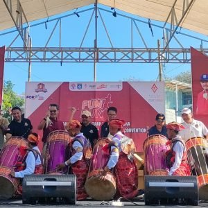 Kadispora Provinsi NTB Tri Budiprayitno (pertama dari kanan) saat pembukaan Kejuaraan Tarkam Kemenpora dan Festival Olahraga Pendidikan di Senggigi