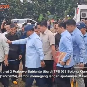 Prabowo Subianto bersama para pengawal pribadinya tiba di TPS 033 Bojong (screenshot YouTube KompasTV)