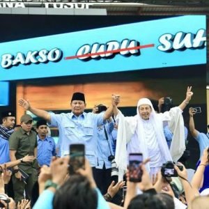 Screenshot iG @Prabowo (Prabowo Subianto foto bersama dengan habib Luthfi pose 2 jari dan masyarakat Serang Banten)