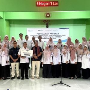 Foto bersama usai penyerahan bantuan di SLB Negeri 1 Lombok Tengah