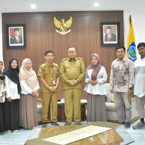 Pj Gubernur NTB, Gita Ariadi foto bersama para alumni LPDP NTB