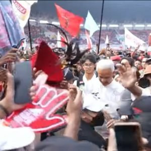 Ganjar berjalan kaki melewati kerumunan para simpatisan saat menuju panggung (screenshot  YouTube Ganjar Pranowo)